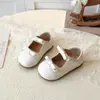 Sapatos de Princesa Estilo Coreano Inspirados em Chanel para Meninas, Doces Novos Sapatos Rasos de Solado Macio para Primavera e Outono, Sapatos de Couro Mary Jane com Laço