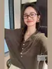 Camiseta de Punto Henley de Manga Larga con Medio Botón Zheng Chunhua Ju de Lana Suave para Mujer, Ligeramente Transparente, Corte Holgado, Cubre-todo Versátil