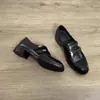 Sapatos Mocassins de Couro Estilo Britânico com Fivela de Metal Femininos com Velcro Retro Solado Grosso Sapatos Pequenos Slip-on Salto Bloco Sapatos Únicos
