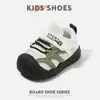 Sapatos de caminhada para bebê menino, tênis esportivos infantis de malha respirável, novos sapatos casuais de sola macia para primavera e outono de 2026, sapatos de malha para meninas