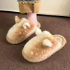 Pantufas de algodão fofas para mulheres, adequadas para outono e inverno, para uso interno, dormitórios, com solas antiderrapantes, quentes, confortáveis e macias. Também disponível como conjunto para casais