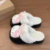 Lindas pantuflas de felpa del gato KT de dibujos animados para mujer, nuevo estilo 2026, modernas y versátiles, con suela gruesa, que aumentan la altura y adecuadas para usar en exteriores