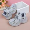 Zapatillas deportivas para niños 2026 primavera y otoño nuevo popular moda tendencia suela blanda papá casual cómodas zapatillas