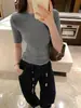 Camiseta Blanca Absolutamente Impresionante y Hermosa de Manga Media para Mujer, Nuevo Modelo Verano 2026, Top de Gama Alta de Nicho Ajustado al Cuerpo con Hombro Derecho