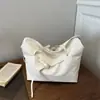 Bolsa Tote Nova 2026 Couro Retrô Decorada para Mulheres, Grande Capacidade, Versátil para o Dia a Dia, Estilo Simples, Bolsa de Ombro Único Transversal