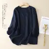 Foto real de la colección de otoño 2026: top de camisa versátil y adelgazante con un diseño único, perfecto para mujeres. Blusa de lino, distintiva y chic