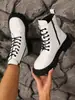 Botas Martin com tira cruzada femininas estilo britânico 2026 novas botas outono e inverno tamanho grande botas curtas de sola grossa botas únicas emagrecedoras