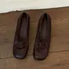 Novos mocassins quadrados minimalistas da moda 2027 para mulheres, adequados para o trajeto diário, com salto oculto, estilo slip-on e um design de corte profundo
