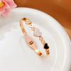 Bracelete feminina de aço titânio amor concha preta e branca que não desbota ouro 18k design de nicho de personalidade bracelete da moda Europa e Estados Unidos