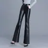 Calça de couro flare versátil de cor sólida para mulheres, novo estilo outono 2026, cintura alta, corte justo, modelagem que valoriza o corpo, calça longa casual e moderna para o dia a dia