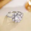 Novo anel com design de girassol com zircônia cúbica totalmente cravejada, um anel de diamante simulado luxuoso e de alta qualidade com aro aberto ajustável