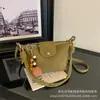 Bolsa de axila minimalista de moda coreana e japonesa com toque de luxo, nova bolsa de ombro e transversal feminina de inverno 2026 com padrão trançado