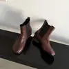 Botines de cuero con punta dividida, nueva colección otoño/invierno 2026 para mujer, con tacón medio grueso, diseño único de punta de cerdo y estilo Chelsea de corte bajo