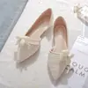 Sapatos Slip-On Brancos Confortáveis com Solado Macio e Biqueira Fechada, Design Único, Sapatilhas Casuais da Moda para Mulheres, Novo Modelo Tendência 2025