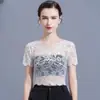 Top de encaje de manga corta para mujeres de mediana edad, nueva blusa corta de verano con cuello en V, huecos y patchwork, camiseta base para ropa