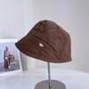 Sombrero de pescador elegante con logo metálico a la moda para mujer, sombrero tipo cubo japonés elegante y versátil para otoño, sombrero de tela informal con protección solar.