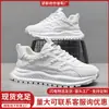 Dropshipping internacional de sapatos masculinos: Novos tênis brancos respiráveis de malha para o verão, atléticos e casuais, 2026, incluindo o estilo "Forrest Gump" e dad shoes, atacado