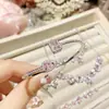 Camellia Moda de Lujo Alto Sentido Polvo Papalacha Diamante Colgante Chapado en Oro de 18K Elegante Pulsera de Flor conjunto