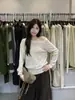 La única colección de otoño VI+ que presenta un top de punto versátil y adelgazante de manga larga estilo coreano con un parche de tela transparente y escote Bardot, modelo 99386