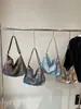2026 Nuevo Colgante de Oso Bolso de Hombro de Moda Tendencia para Mujer Sensación de Alta Gama Gran Capacidad Versátil Bolso Tote de Hombro para Viajes