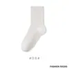 Calcetines de algodón puro para mujer, cálidos y engrosados para otoño e invierno, con diseño de color liso, longitud versátil hasta la pantorrilla y propiedades que absorben la humedad