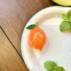 Suministrado directamente por el fabricante, llavero colgante de limón de acrílico colorido, exquisito y lindo, colgante de fruta con baño de color para bolsos de niñas