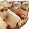 Conjunto de cama de quatro peças genuíno, espesso e confortável para o inverno, apresentando um esquema de cores cremoso e tecido macio de veludo de bebê; também disponível como um conjunto de três peças em fleece de coral
