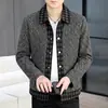 Chaqueta de Falso Dos Piezas para Hombre de Primavera y Otoño con Solapa, Patrón Jacquard de Olas, Cuello a Cuadros y Dobladillo de Retazos, Top Casual y Versátil