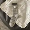 Calcetines holgados de estilo coreano para Otoño e Invierno, con rayas, bloques de color, etiqueta de gato linda, Calcetines sin costuras para mujer a rayas simples y con bloques de color