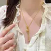 Collar con Borla Cuadrada de la Suerte Color Oro Arena Mismo Estilo que Puzuo Gold Shop Cadena para Clavícula Exquisita de Lujo Accesible para Mujer