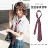 Corbata a rayas color borgoña estilo universitario japonés con Camisa, Pajarita, Pañuelo de cuello anudado a mano, Accesorio para el cuello, Cinturón, Cuerda para la cintura