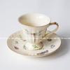 Conjunto de xícara de café e pires de cerâmica vintage francesa com morango silvestre, bule de chá estilo europeu, chá da tarde estilo inglês