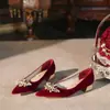 Zapatos de boda estilo Xiuhe para mujer, rojos, tacón grueso, cómodos para los pies, zapatos de novia, nuevo modelo 2025, zapatos de punta estilo chino para boda y recepción
