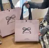 Roupas Femininas de Celebridade da Internet Feitas Sob Medida Loja de Roupas com Botão Escondido Sacolas Tote Não Tecidas Sacolas de Compras Feitas Sob Medida Bolsas de Mão para Roupas