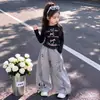 Conjunto Casual de Outono para Meninas 2026 Novo Estilo Crianças Pequenas e Grandes Slim Fit Camiseta de Manga Longa Calça de Moletom com Desenho Calça de Renda de Perna Larga