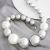 Collar de perlas redondas irregulares con temperamento de moda europea y americana, nuevo diseño de nicho exagerado con viento frío, cadena de clavícula para mujer
