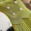 Vestido com Gola Plissada Estilo Miyake para Mulheres 2026 Novo Estilo Afunilamento na Cintura Emagrecedor Verde Oliva Estampado Plissado Longo Tendência
