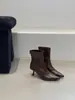 Botas curtas elegantes de salto alto fino bico fino outono 2026 para combinar com saias