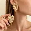 Pendientes de hoja con patrón vertical tridimensional chapados en oro transfronterizos, estilo europeo y americano, adecuados para vacaciones y para ir al trabajo, fabricante de Qingdao