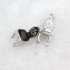 Diy accesorios de joyería coreana gota de aceite aleación colgante pequeño colgante para pulsera pequeño fragante K blanco fondo negro y blanco silla