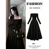 Vestido preto de um ombro estilo francês para mulheres, outono, pequeno vestido preto inspirado em Hepburn, sofisticado e elegante, com cintura marcada e comprimento ligeiramente mais longo