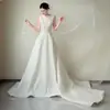 Fotografía de viaje vestido de novia 2026 modelo nuevo, vestido de recepción nupcial simple y elegante con una cola pequeña texturizada para salidas