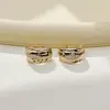 Pendientes de circonita cúbica lujosos y elegantes, con estilo y a la moda, con un diseño único y de nicho que presenta un diseño en forma de C de oro café