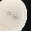 Brincos de Trevo de Quatro Folhas Cravejados de Diamantes, Pequenos e Versáteis, Trevo da Sorte Feminino, Brincos Frescos e Delicados, Não é Necessário Tirar para Dormir