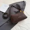 Bolsa de Mão Nova Estilosa de Nicho Inverno 2025 Bolsa Transversal de Couro Macio Retrô Bolsa de Ombro Simples Elegante da Moda