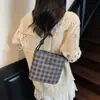 Bolsa de Axila Simple y de Moda Estilo Verano 2025 Estilo Coreano Diseño de Nicho Elegante Bordada de Mano para Viajes Bolsas Tipo Cubo