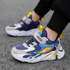 Sapatos esportivos masculinos atacado primavera e outono temporada escolar tênis de corrida crianças médias e grandes malha couro sapatos casuais antiderrapantes resistentes ao desgaste