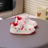 Zapatos de Bebé y Niño Pequeño para Primavera y Otoño para Niños y Niñas 2026 Nuevas Zapatillas de Bebé Antideslizantes con Suela Suave Zapatos Deportivos de Moda Rojos