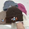 Gorro de Punto Bordado con Cachorro Lindo Estilo Japonés para Mujer, Nuevo Grueso Cálido Adelgazante para el Rostro, Gorro Pullover para Otoño e Invierno