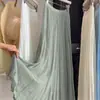 Conjunto de roupa de verão feminino moderno e estiloso: novo conjunto de duas peças: top de tricô com cordão e contas e saia plissada com strass